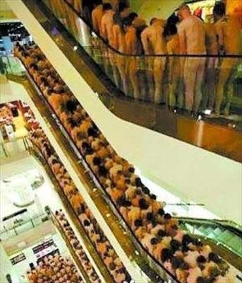 图文:美艺术家拍摄巨型裸体照 600人脱光排排