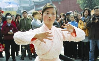 武当<em>妹妹</em> 亲临武汉表演武术 助兴长春观庙会_
