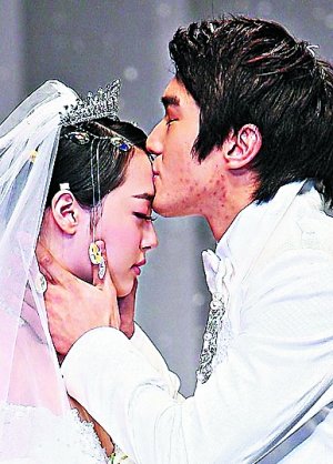 SJ成员崔始源扮新郎遇尴尬 脖上暗疮惊悚毁容