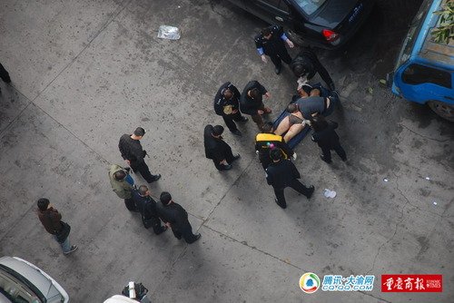 武汉闹市天降一<em>女人</em>头 <em>男子穿内裤</em>跳下(组图) 