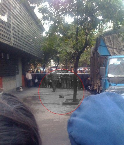 重庆闹市天降一女人头 男子<em>穿内裤</em>跳下(组图) 