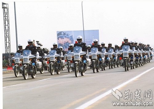 硚口交通大队民警骑摩托车演练