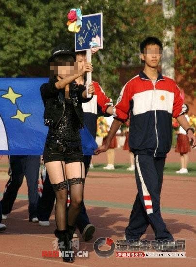 中学<em>运动会</em>举牌<em>女生</em>穿吊带蕾丝袜惹争议_国内