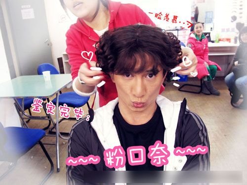 组图:吴奇隆抹红脸蛋带俏丽发卡 变身可爱女人