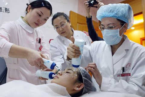 胡灵 整容前后  造型雷人不逊 尚雯婕 (组图)_美丽