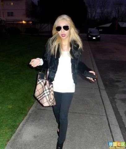 组图:北京爆红富家女阴岳性感私房照曝光