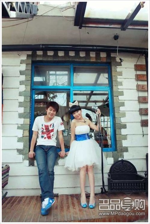 <em>80后</em>结婚照<em>丝袜</em>摇滚齐上阵_婚纱摄影_大楚网