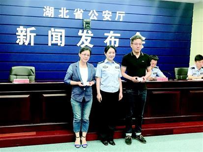 两位在汉外籍华人获中国绿卡 申办程序简化