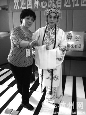 快报票友会邀来爱好者亲密接触京剧