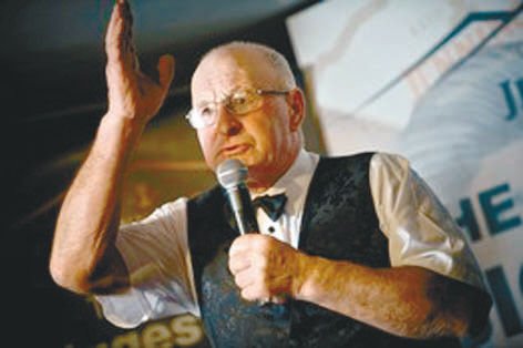 英国小镇举办世界吹牛大赛