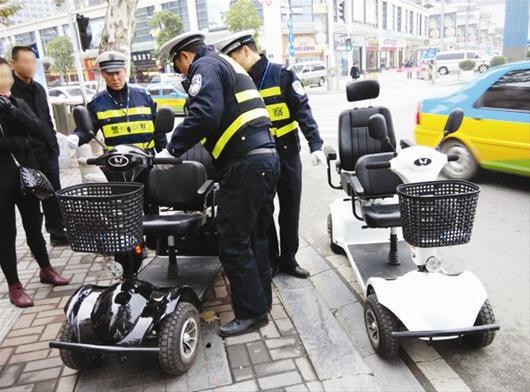 街头现非法代步车 改装电动小四轮上街被查(图)_大楚网_腾讯网