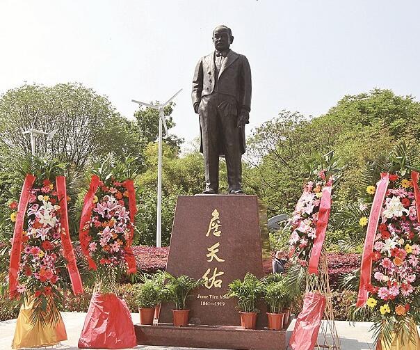 詹天佑最早设计武汉长江大桥 铜像落成汉口江