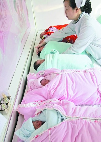 武汉一妇产医院内 三对双胞胎结伴报到(图)