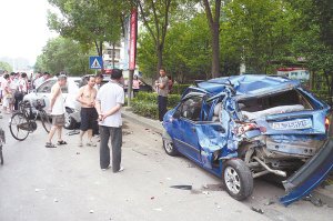 武汉一水泥搅拌车撞废7辆轿车 系司机疲劳驾驶
