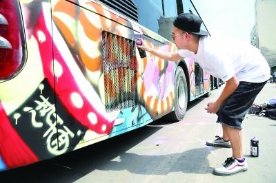 街头艺术团队合力打造 武汉首现“涂鸦公交”