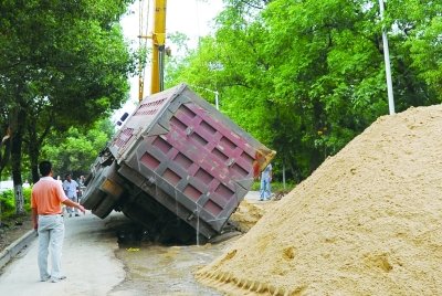 东西湖30吨大货车踏入 陷马坑 4小时才脱困