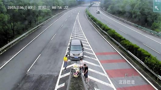 宜昌三男子高速路停车小便 无视头顶摄像头