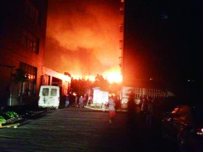 东西湖一造纸厂起火 消防车城管洒水车接力救