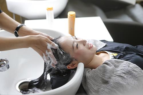 炎夏头皮护理正当时 新丝婷走访京城造型师