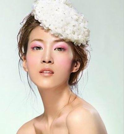 眼影完美搭配,将新娘妆扮成甜美水灵的芭比娃