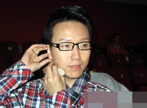 [认真]龙年 春晚 连夜彩排  李玉刚 现身显低调_大