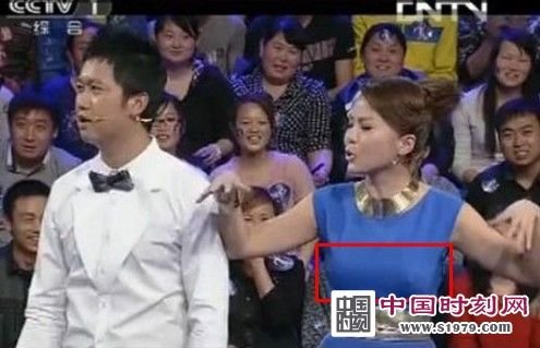 央视<em>女主播</em>朱迅登台激凸明显 疑没穿内衣(组图
