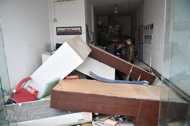 武汉一门面地面下陷垮塌 一家三口突然掉入地洞