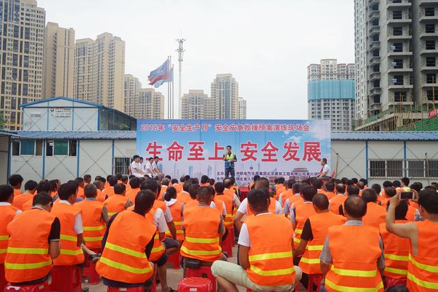 医院专家进工地 开展急救技能培训与义诊活动