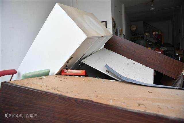 武汉一门面地面下陷垮塌 一家三口突然掉入地洞