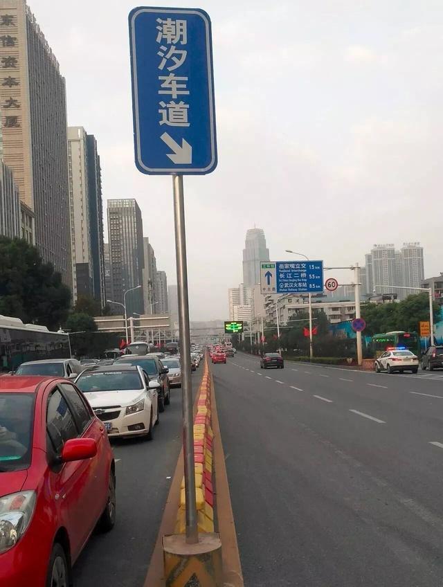 武汉设首条潮汐车道 司机们开车路过要注意