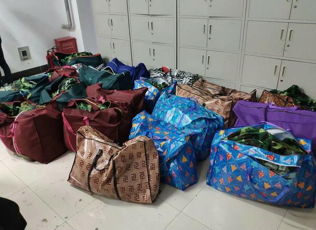 武汉高校学生回收军训服 为贫困地区献爱心