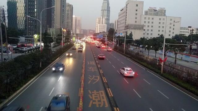 武汉设首条“潮汐车道” 司机们开车路过要注意_大楚网_腾讯网