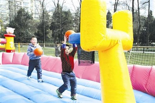 武汉4岁半宝宝成宅娃 爱宅家里玩网游