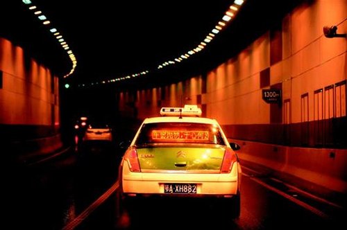 武汉公交发倡议拒绝车窗抛物 三成网友曾抛过