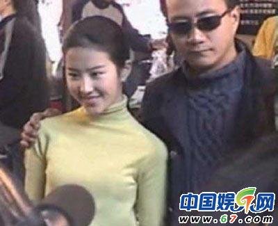 刘亦菲罕见饭局陪客照曝光