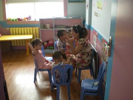 湖北汽院学子探望十堰市艺萌聋儿康复中心孩子