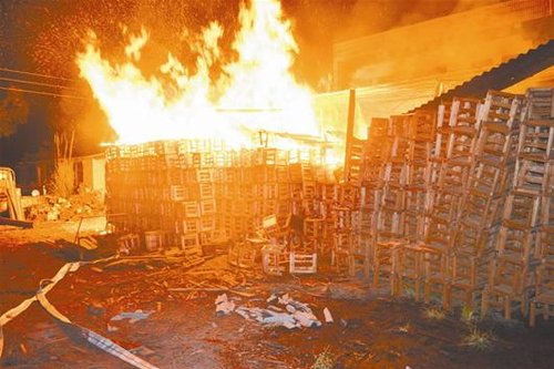 谷城一木材厂库房失火 消防两小时奋战灭火
