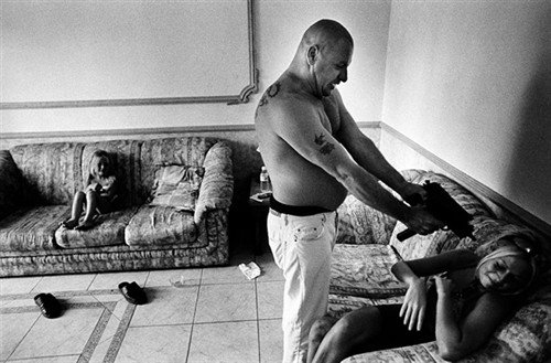 充满暴力与色情 摄影师记录英国<em>黑帮</em>_大楚网_