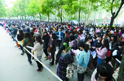 武汉2.5万人考事业单位 应届生招考比例将增加