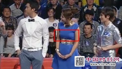 央视女主播朱迅登台激凸明显