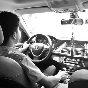 85后小老板豪车当专车 每天开5小时月收入过万