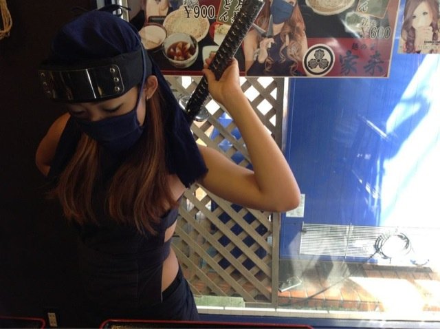 日本一餐厅服务员扮成女忍者