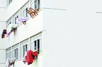 武汉体育学院宿舍用凳腿卡住窗沿晒被子 太险