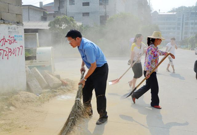 罗田检察院组织社区矫正人员参加公益劳动