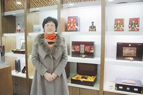 一个偶然的机会,我发现,我省一家酒厂这两年新推的高档酒系列在枣阳卖