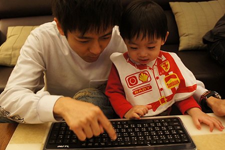 小志在教小小志认识键盘