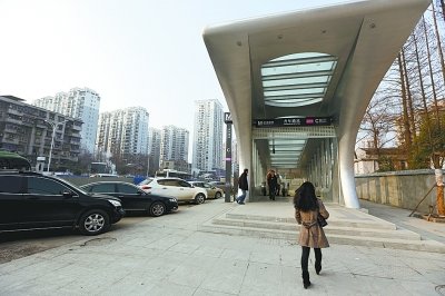 地铁站周边停车场少 武汉有车族弃车搭地铁遇