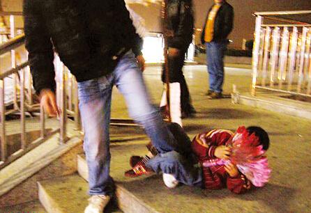 报料:江滩卖花小孩见情侣抱腿 伸手掏路人口袋_大楚网_腾讯网