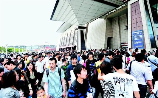 武汉昨迎返程高峰 武昌站2.4万人因堵车误点