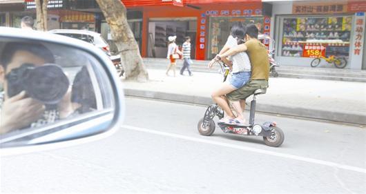 随州怀抱女孩小伙骑小型电动车女生为他们捏睡路人陪图片